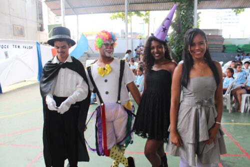 Apresentação do Teatro ILBJ na festa de final de ano do Lar de Lia