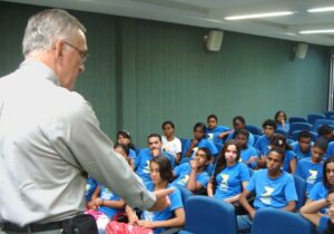 Alunos tiram dúvidas sobre prevenção de câncer