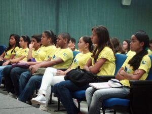 Jovens recebem dicas para entrevistas de emprego