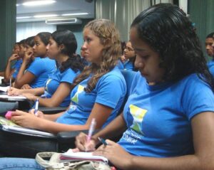 Jovens participam de palestra sobre Empreendedorismo